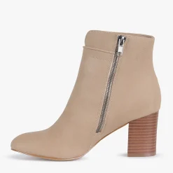 Women Pied A Terre Luisa