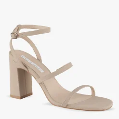 Women Pied A Terre Zaki